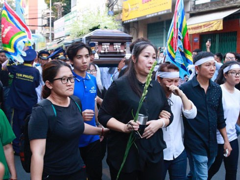 Hồng Vân, Thanh Bạch và dòng người hâm mộ xúc động đưa tiễn cố nghệ sĩ Anh Vũ về nơi an nghỉ