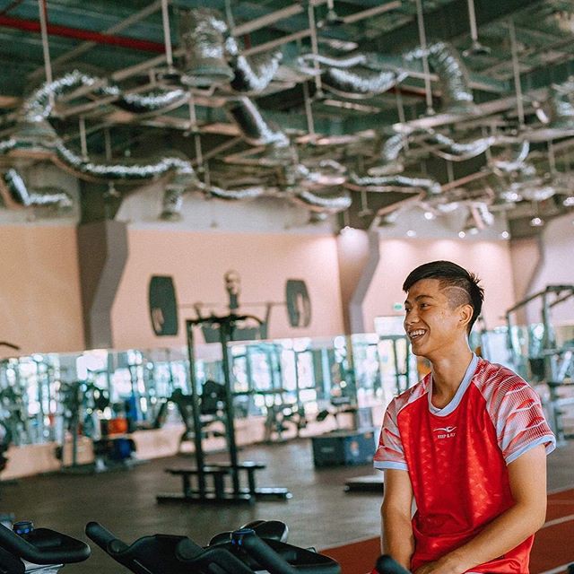 Văn Đức khoe body cơ bắp bên bể bơi, fan nữ rủ nhau vào thả tim tràn ngập-3