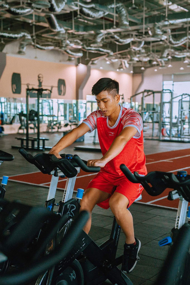 Văn Đức khoe body cơ bắp bên bể bơi, fan nữ rủ nhau vào thả tim tràn ngập-4