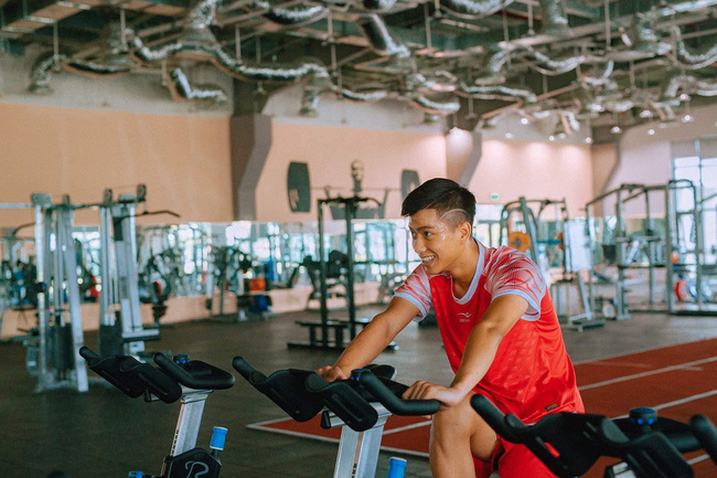 Văn Đức khoe body cơ bắp bên bể bơi, fan nữ rủ nhau vào thả tim tràn ngập-5