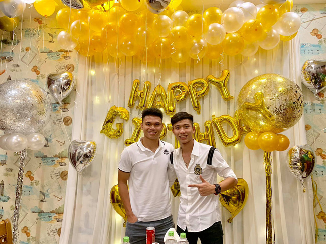 Văn Đức khoe body cơ bắp bên bể bơi, fan nữ rủ nhau vào thả tim tràn ngập-8