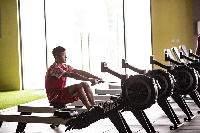 Văn Đức khoe body cơ bắp bên bể bơi, fan nữ rủ nhau vào thả tim tràn ngập-9