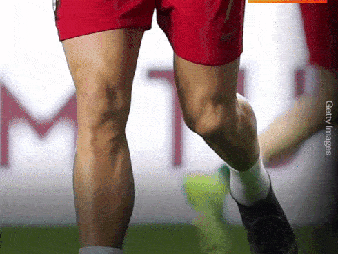 Vì sao Ronaldo, Messi cùng vô số ngôi sao bóng đá đều tẩy sạch lông chân?