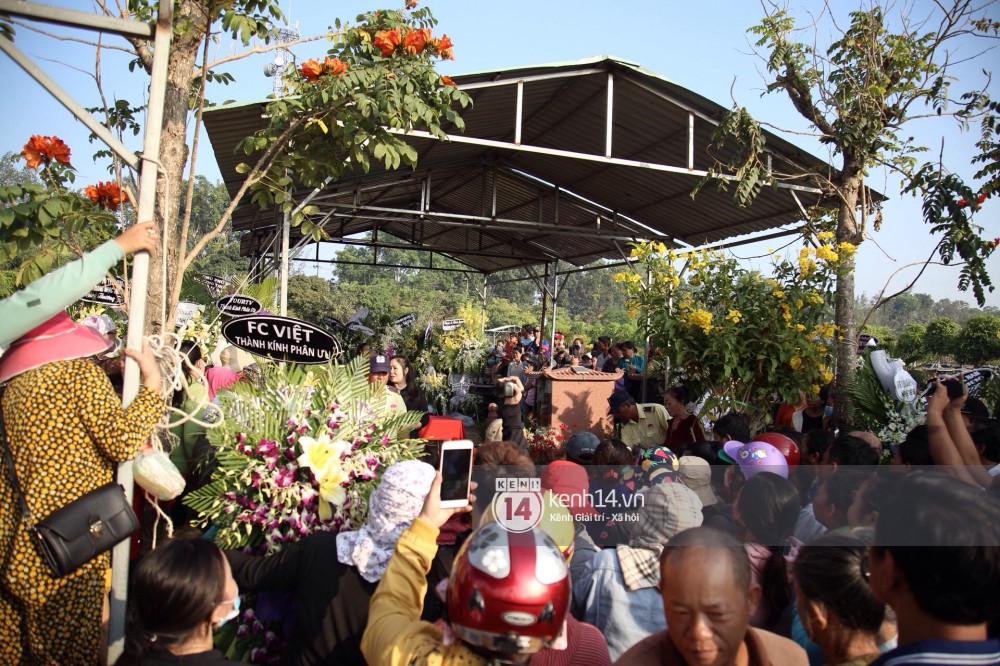 Đám đông chen lấn, giẫm đạp lên các mộ phần để tìm vị trí đẹp theo dõi tang lễ Anh Vũ-1