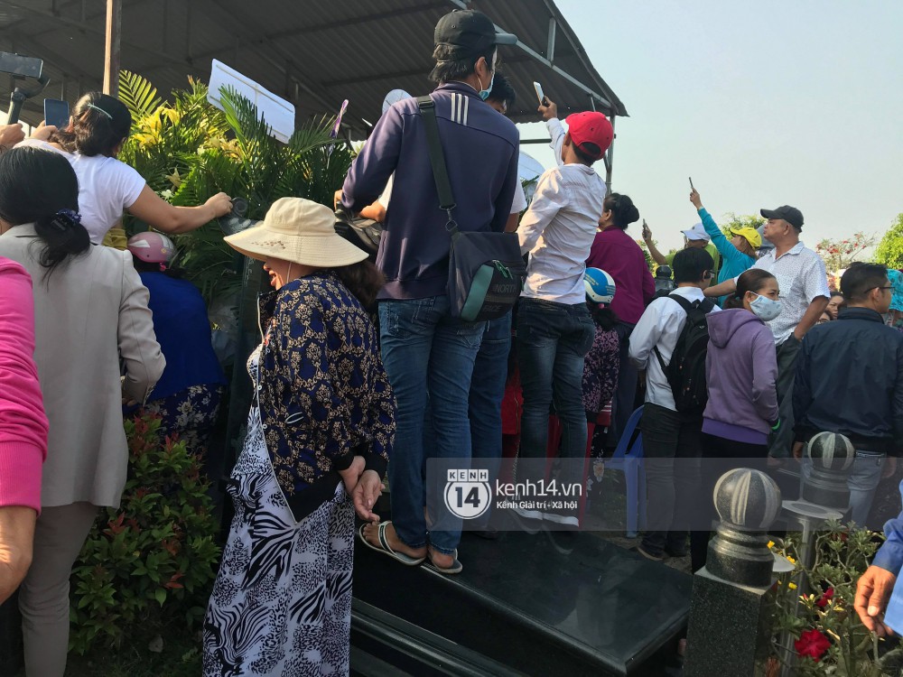 Đám đông chen lấn, giẫm đạp lên các mộ phần để tìm vị trí đẹp theo dõi tang lễ Anh Vũ-2