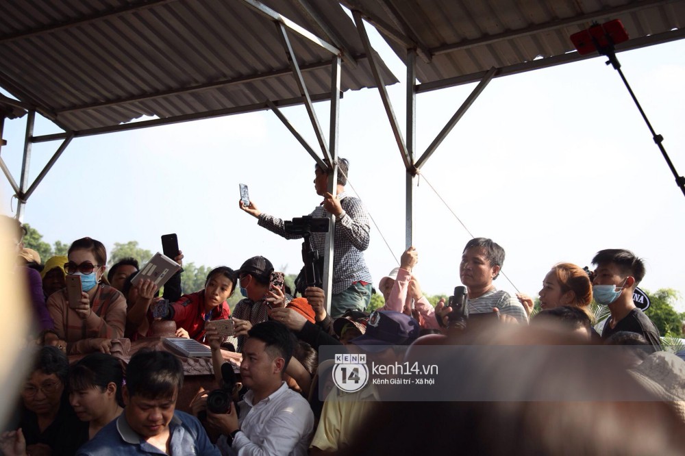 Đám đông chen lấn, giẫm đạp lên các mộ phần để tìm vị trí đẹp theo dõi tang lễ Anh Vũ-9