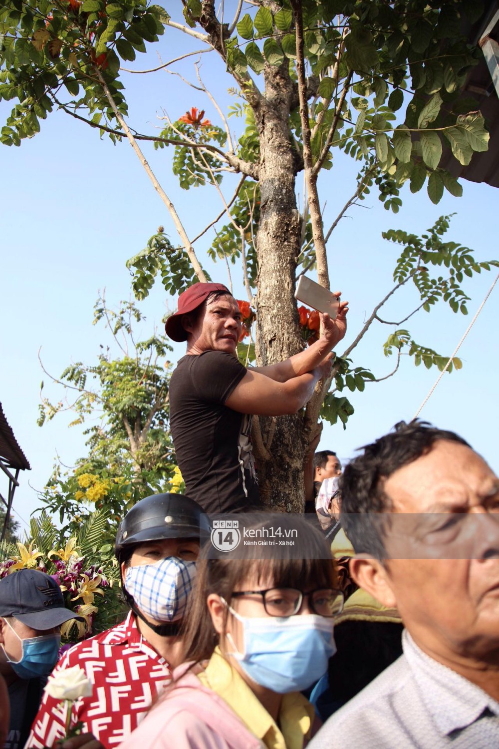 Đám đông chen lấn, giẫm đạp lên các mộ phần để tìm vị trí đẹp theo dõi tang lễ Anh Vũ-10