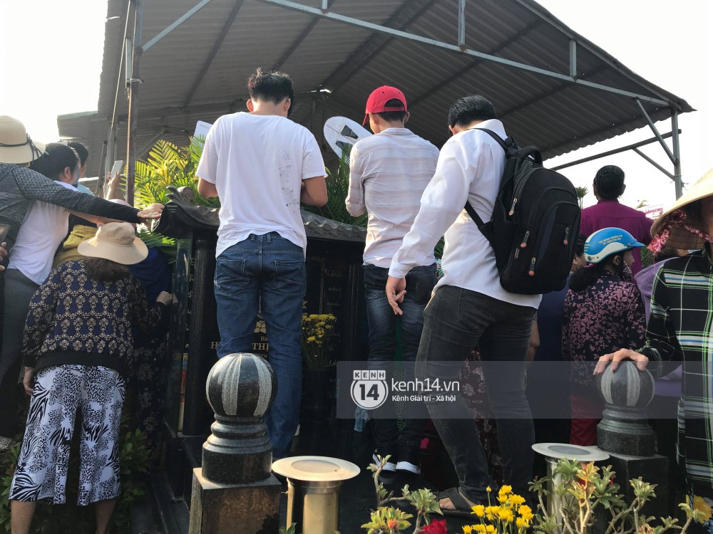 Đám đông chen lấn, giẫm đạp lên các mộ phần để tìm vị trí đẹp theo dõi tang lễ Anh Vũ-3