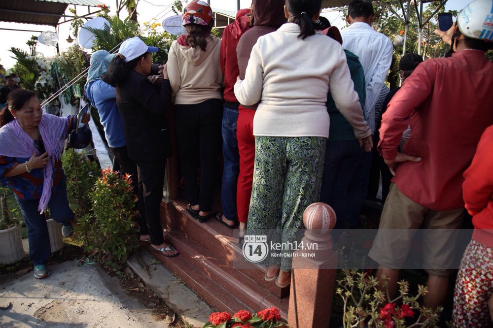Đám đông chen lấn, giẫm đạp lên các mộ phần để tìm vị trí đẹp theo dõi tang lễ Anh Vũ-5