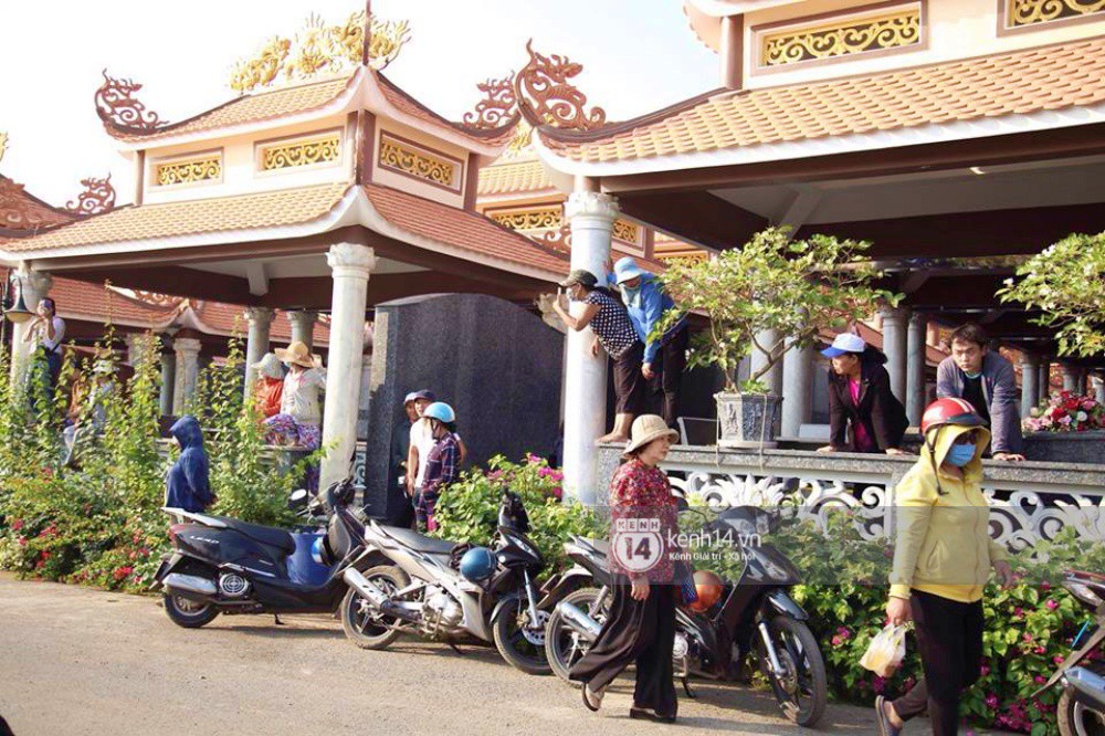 Đám đông chen lấn, giẫm đạp lên các mộ phần để tìm vị trí đẹp theo dõi tang lễ Anh Vũ-6