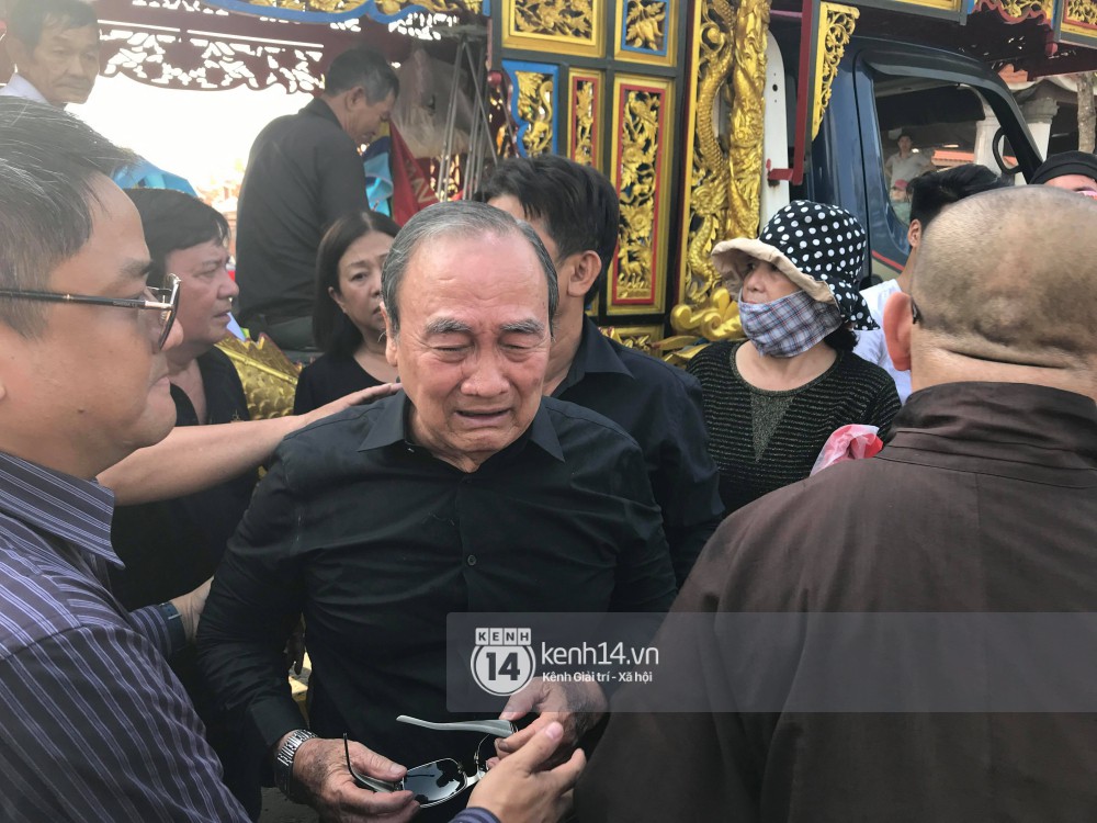 Bố mẹ Anh Vũ không đứng vững, rơi nước mắt vì đau xót trong lễ an táng con trai-1