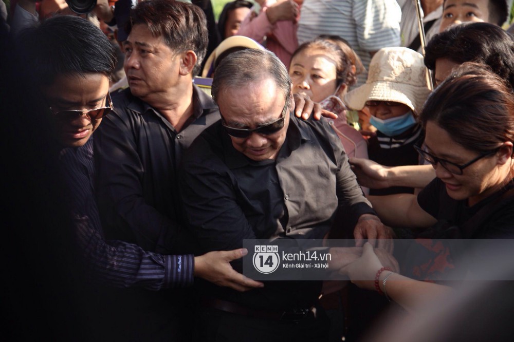 Bố mẹ Anh Vũ không đứng vững, rơi nước mắt vì đau xót trong lễ an táng con trai-4