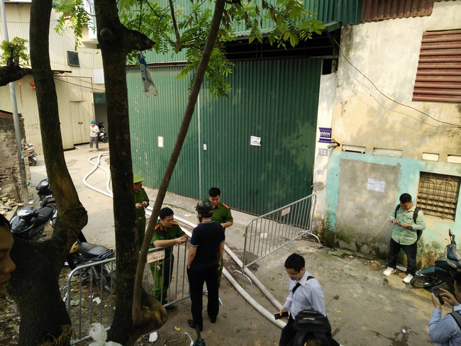Hiện trường vụ cháy làm 8 người chết tại Hà Nội: Người mẹ gào khóc ngồi đợi nhận thi thể con trai-3