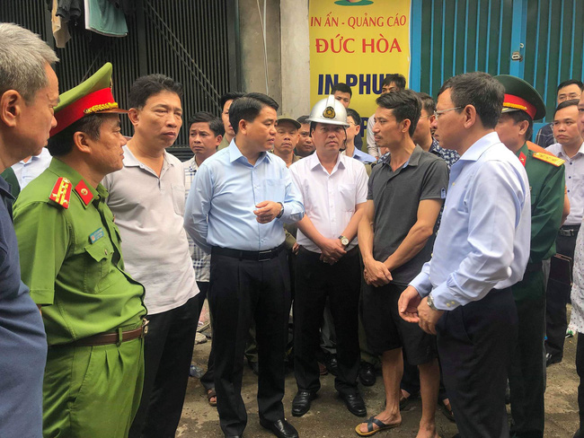 Hiện trường vụ cháy làm 8 người chết tại Hà Nội: Người mẹ gào khóc ngồi đợi nhận thi thể con trai-14