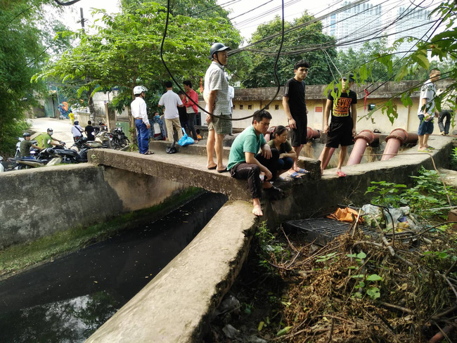 Hiện trường vụ cháy làm 8 người chết tại Hà Nội: Người mẹ gào khóc ngồi đợi nhận thi thể con trai-2
