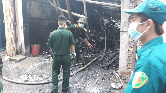 Hiện trường vụ cháy làm 8 người chết tại Hà Nội: Người mẹ gào khóc ngồi đợi nhận thi thể con trai-4