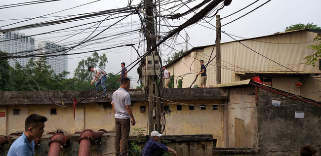 Hiện trường vụ cháy làm 8 người chết tại Hà Nội: Người mẹ gào khóc ngồi đợi nhận thi thể con trai-8
