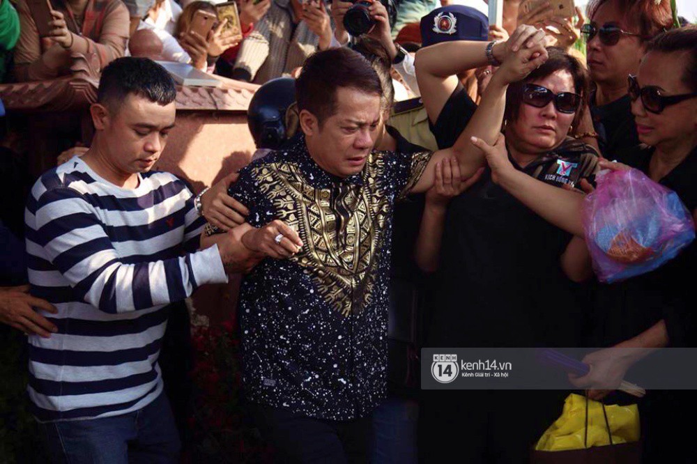 Hồng Vân, Thanh Bạch và dòng người hâm mộ xúc động đưa tiễn cố nghệ sĩ Anh Vũ về nơi an nghỉ-6