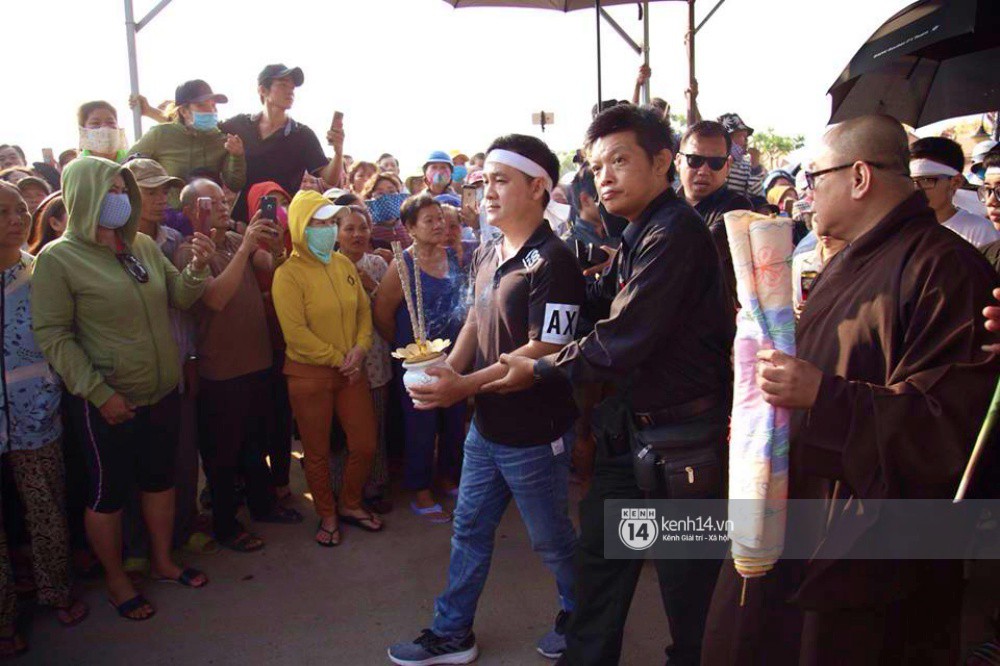 Hồng Vân, Thanh Bạch và dòng người hâm mộ xúc động đưa tiễn cố nghệ sĩ Anh Vũ về nơi an nghỉ-2