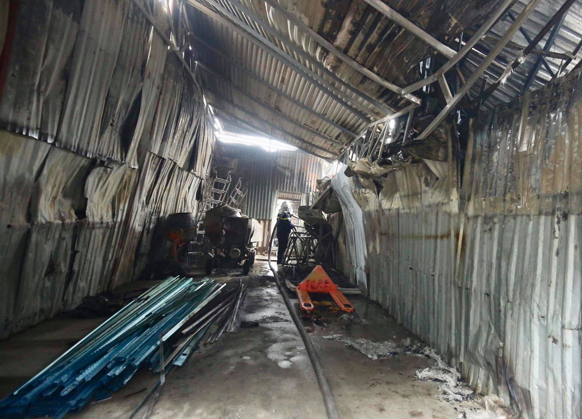 Đã tìm thấy 8 thi thể trong vụ cháy kinh hoàng ở Trung Văn, Hà Nội-11