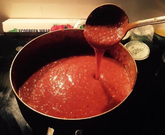 Khéo tay chế tương ớt nhà làm: Chị em kiếm tiền triệu mỗi ngày-1