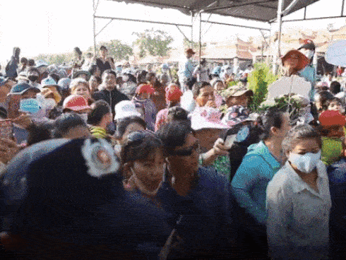 Nữ sinh quẩy theo phong cách Khá Bảnh trong lễ tốt nghiệp-1