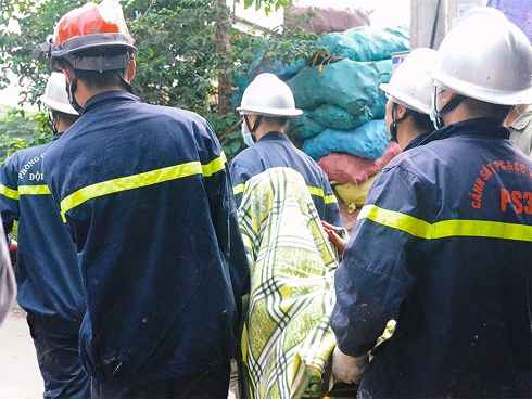 Người nhà nạn nhân đau đớn, khóc ngất tại hiện trường vụ hỏa hoạn khiến 8 người chết và mất tích-10