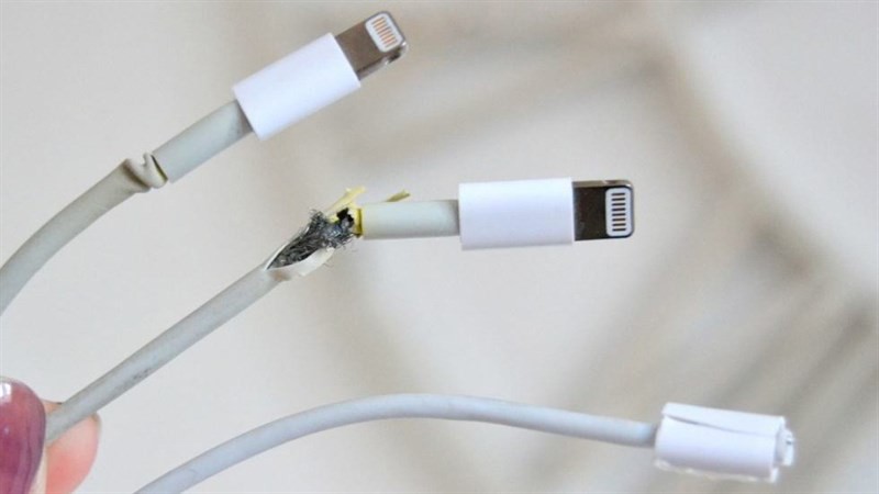 Sạc điện thoại gần người khi ngủ: 3 nguyên nhân có thể gây nổ bất ngờ không lường trước-2