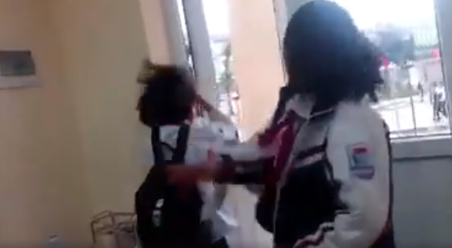 Lại thêm một nữ sinh cấp 2 bị bạn đánh, tát túi bụi ngay trong lớp học, bạn bè xung quanh hò reo cổ vũ ở Quảng Ninh-1