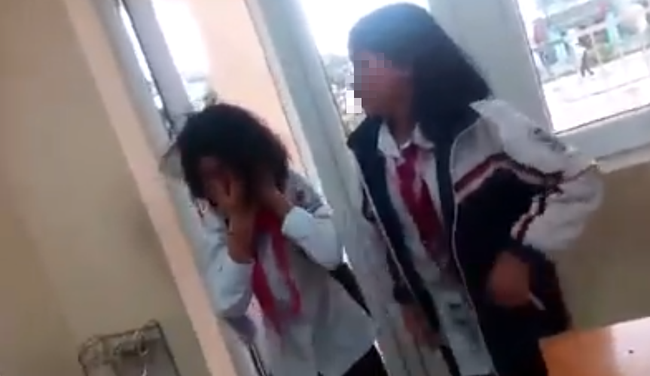 Lại thêm một nữ sinh cấp 2 bị bạn đánh, tát túi bụi ngay trong lớp học, bạn bè xung quanh hò reo cổ vũ ở Quảng Ninh-2