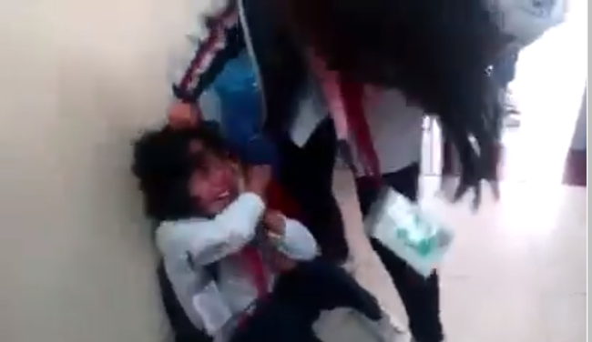 Lại thêm một nữ sinh cấp 2 bị bạn đánh, tát túi bụi ngay trong lớp học, bạn bè xung quanh hò reo cổ vũ ở Quảng Ninh-3