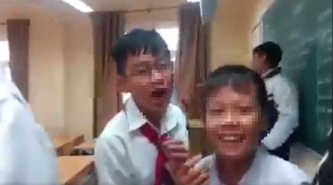 Lại thêm một nữ sinh cấp 2 bị bạn đánh, tát túi bụi ngay trong lớp học, bạn bè xung quanh hò reo cổ vũ ở Quảng Ninh-4