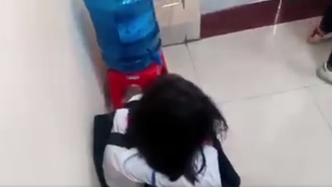 Lại thêm một nữ sinh cấp 2 bị bạn đánh, tát túi bụi ngay trong lớp học, bạn bè xung quanh hò reo cổ vũ ở Quảng Ninh-5