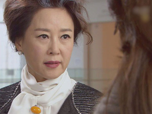 Tình cờ chứng kiến cảnh tượng mẹ đẻ ngồi ăn cơm cùng giúp việc, nàng dâu đau đớn nhận ra sự nhẫn tâm của mẹ chồng-3