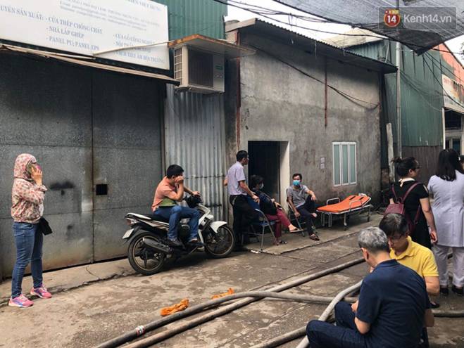 Người nhà nạn nhân đau đớn, khóc ngất tại hiện trường vụ hỏa hoạn khiến 8 người chết và mất tích-1