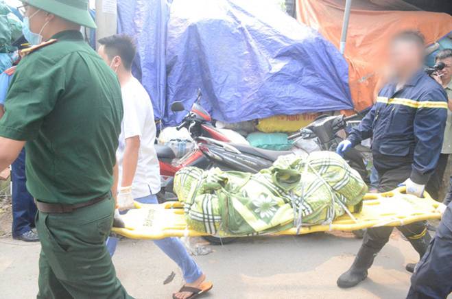 Người nhà nạn nhân đau đớn, khóc ngất tại hiện trường vụ hỏa hoạn khiến 8 người chết và mất tích-3