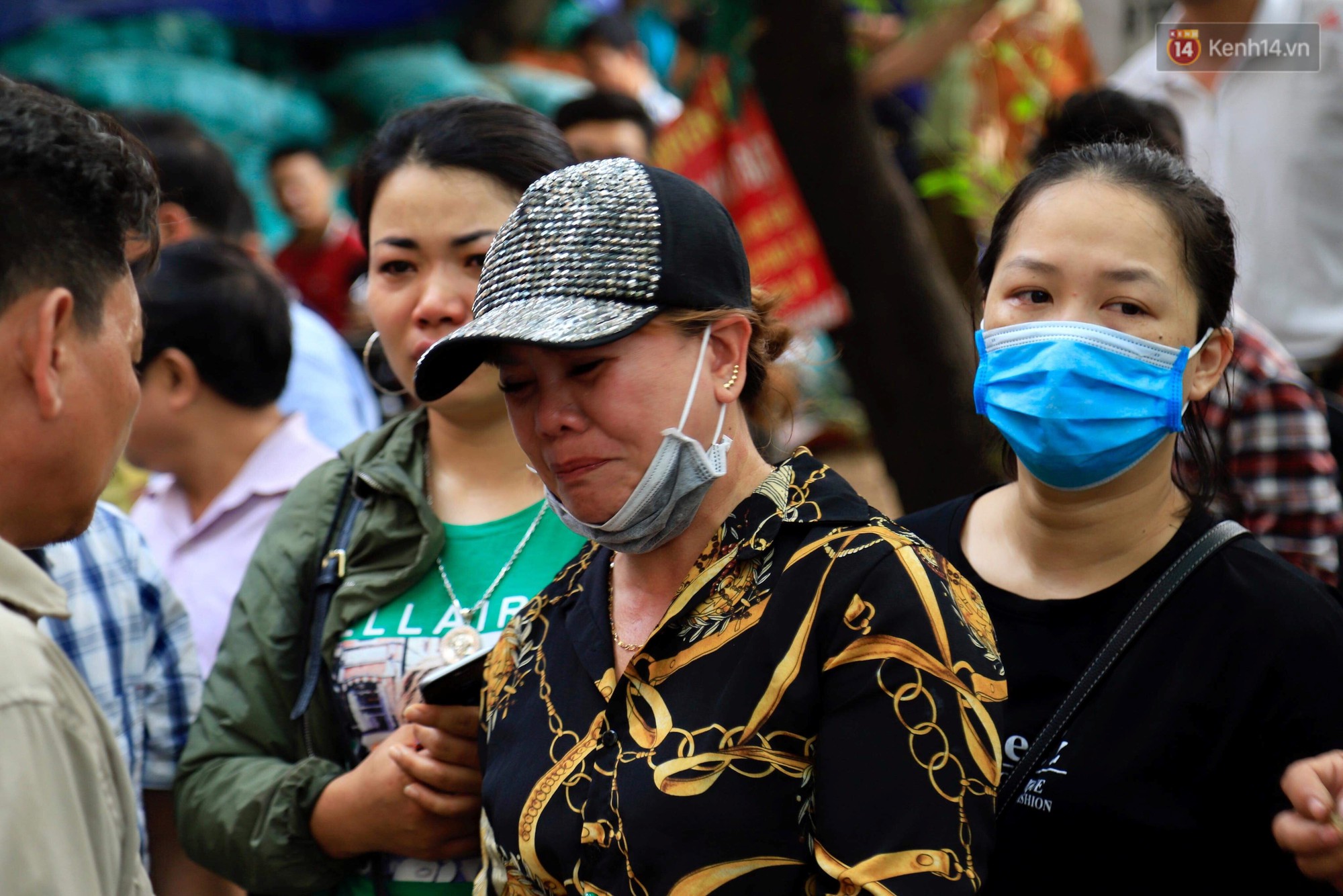 Người nhà nạn nhân đau đớn, khóc ngất tại hiện trường vụ hỏa hoạn khiến 8 người chết và mất tích-5