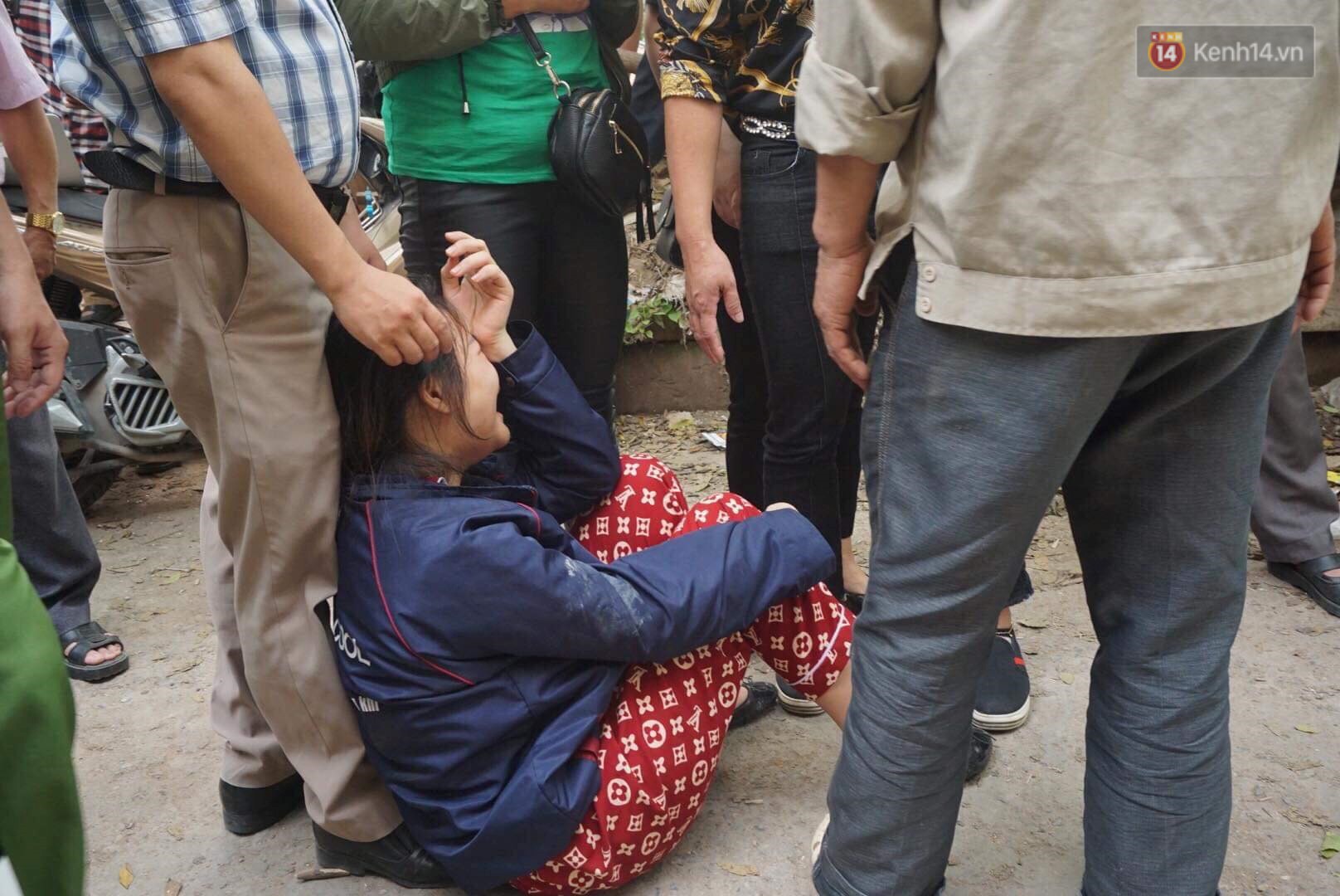 Người nhà nạn nhân đau đớn, khóc ngất tại hiện trường vụ hỏa hoạn khiến 8 người chết và mất tích-6