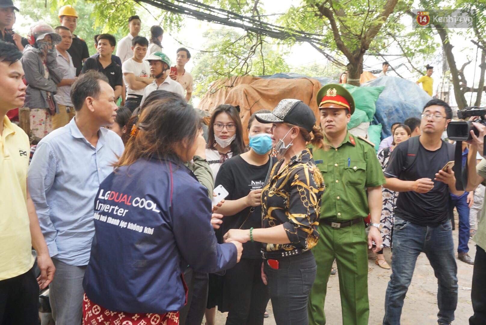 Người nhà nạn nhân đau đớn, khóc ngất tại hiện trường vụ hỏa hoạn khiến 8 người chết và mất tích-7