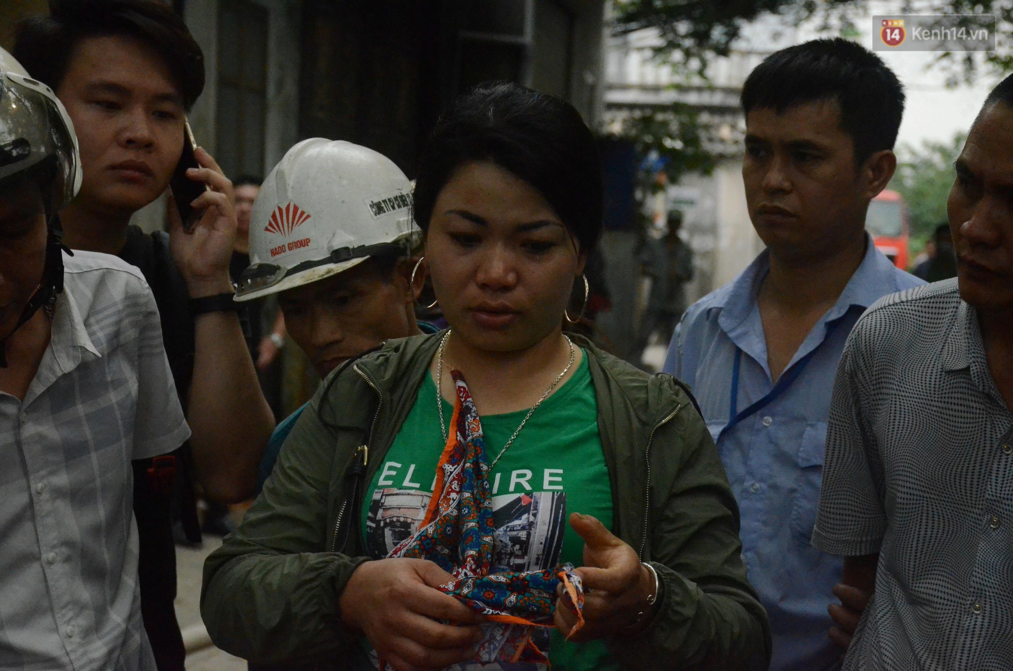 Người nhà nạn nhân đau đớn, khóc ngất tại hiện trường vụ hỏa hoạn khiến 8 người chết và mất tích-8