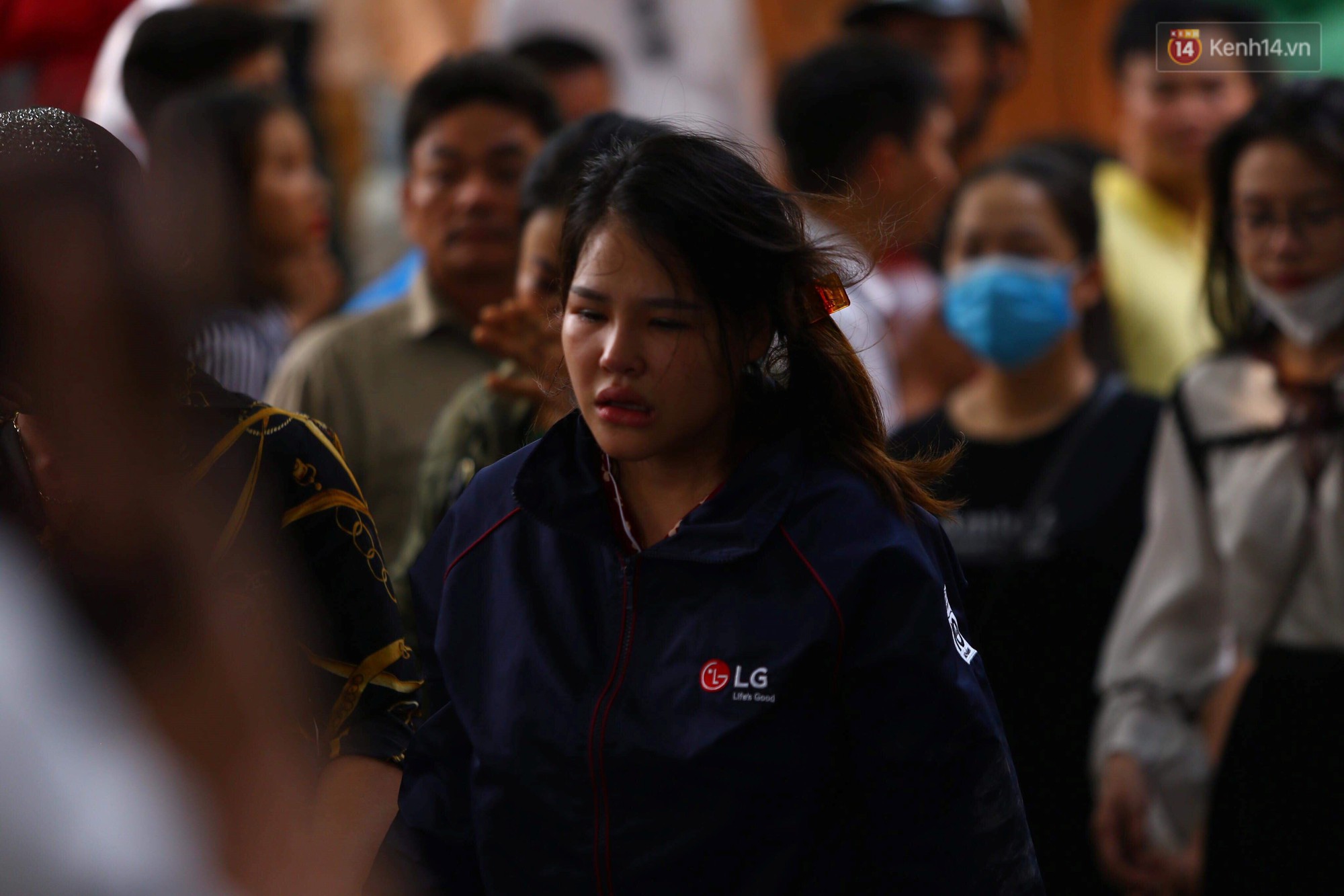 Người nhà nạn nhân đau đớn, khóc ngất tại hiện trường vụ hỏa hoạn khiến 8 người chết và mất tích-9