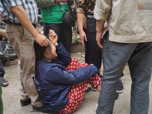 Người nhà nạn nhân đau đớn, khóc ngất tại hiện trường vụ hỏa hoạn khiến 8 người chết và mất tích