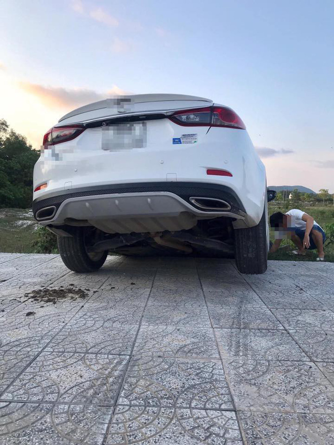 Xe hơi gặp tai nạn nhưng người ta chỉ quan tâm đến cô gái đứng bên vì ngoại hình nổi bật-1