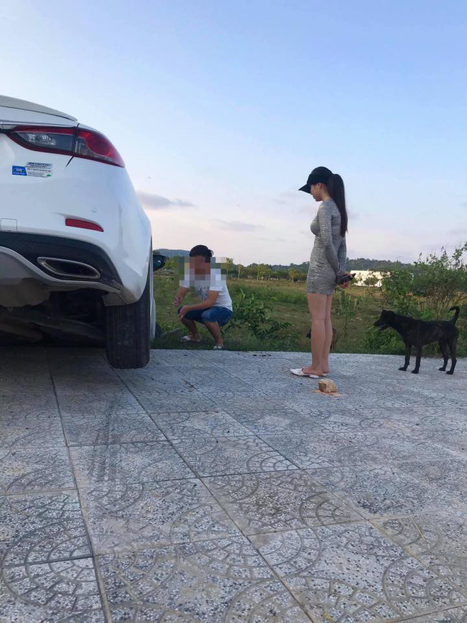 Xe hơi gặp tai nạn nhưng người ta chỉ quan tâm đến cô gái đứng bên vì ngoại hình nổi bật-2