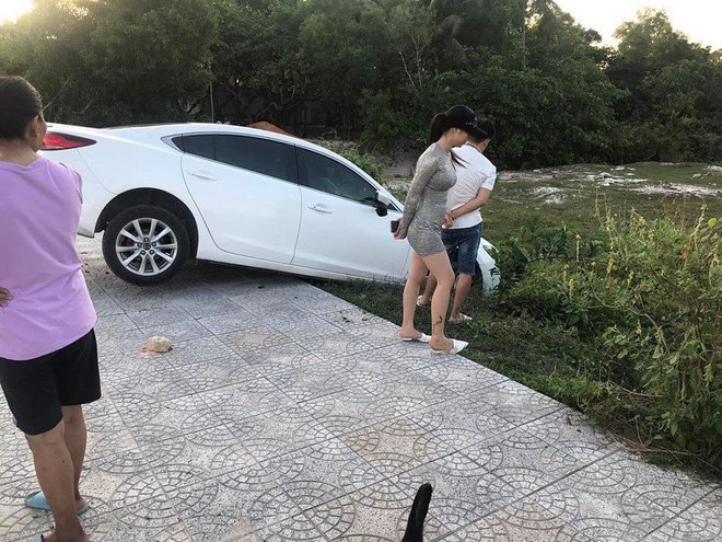 Xe hơi gặp tai nạn nhưng người ta chỉ quan tâm đến cô gái đứng bên vì ngoại hình nổi bật-3