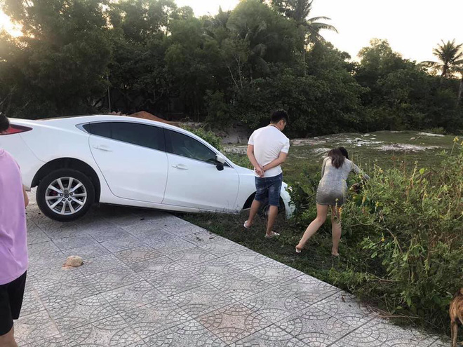 Xe hơi gặp tai nạn nhưng người ta chỉ quan tâm đến cô gái đứng bên vì ngoại hình nổi bật-4