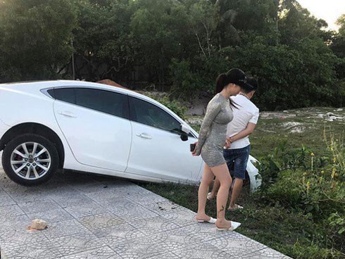 Xe hơi gặp tai nạn nhưng người ta chỉ quan tâm đến cô gái đứng bên vì ngoại hình nổi bật