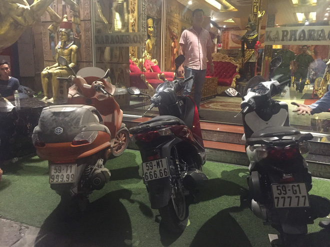 Phúc XO chi gần 1 triệu đồng/ngày thuê xe ô tô màu vàng để di chuyển-1