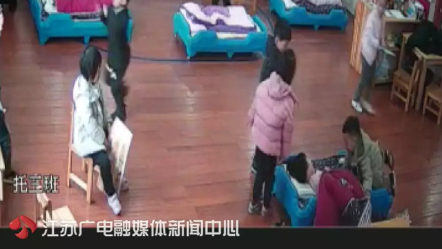 Bé gái 3 tuổi bị giáo viên mầm non trùm chăn lắc mạnh-2