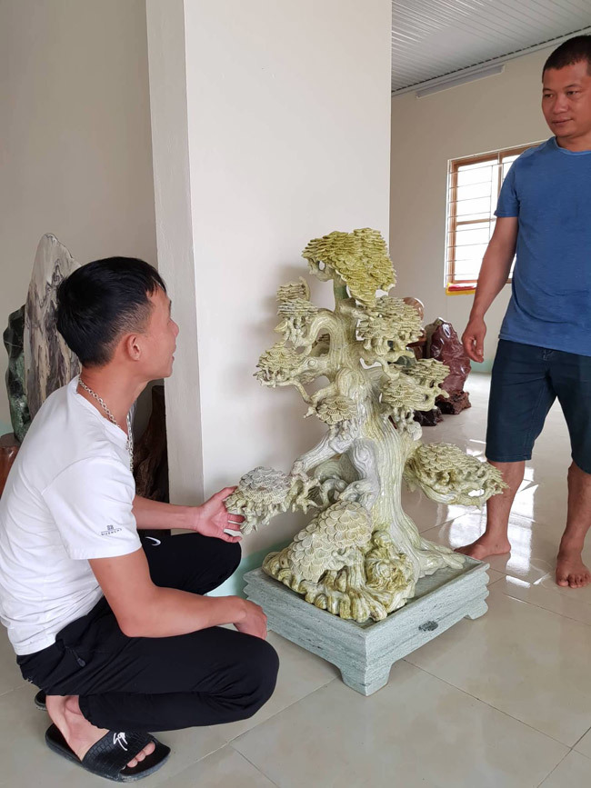 Từ tảng đá lớn, bỏ 2 tháng đẽo gọt thành kiệt tác lão tùng giá hàng trăm triệu-2